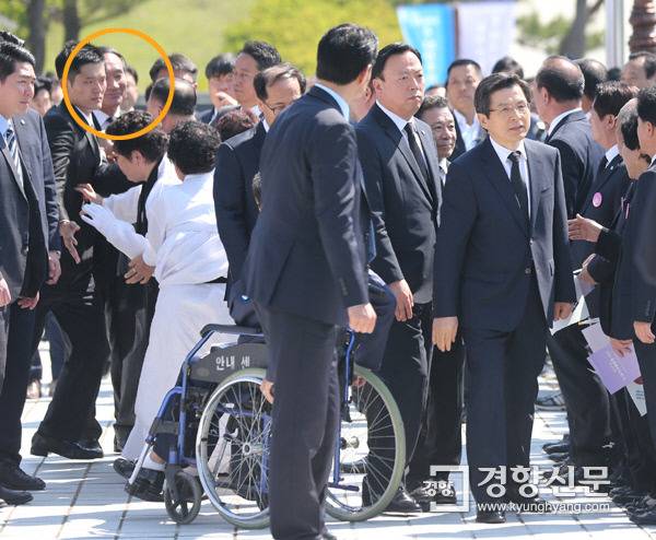 5·18 유족 항의에 비웃으며 기념식장 떠나는 박승춘 보훈처장.jpg | 인스티즈