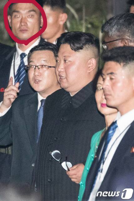 싱가포르에도 간 북한 근접 경호원 원탑 추정인물.jpg | 인스티즈