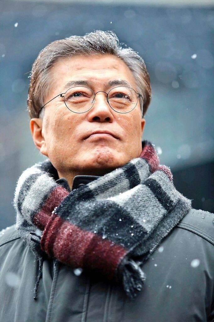 문재인이 답답할 만큼 말을 아끼고 답답해 보이는 이유 | 인스티즈