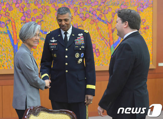 오늘자 강경화 외교부 장관.jpg | 인스티즈