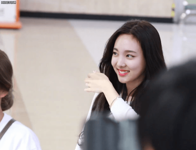 인사하며 입국하는 나연 | 인스티즈