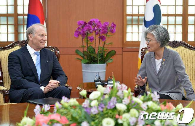 오늘자 강경화 외교부 장관.jpg | 인스티즈