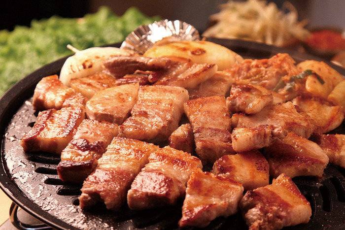 삼겹살을 비롯한 돼지고기 안먹고 만수르 아들되기 vs 그냥 한국에서 삼겹살 먹기 | 인스티즈