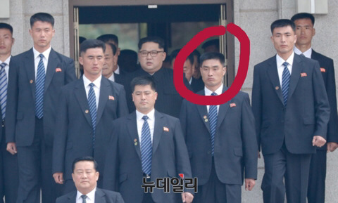 싱가포르에도 간 북한 근접 경호원 원탑 추정인물.jpg | 인스티즈