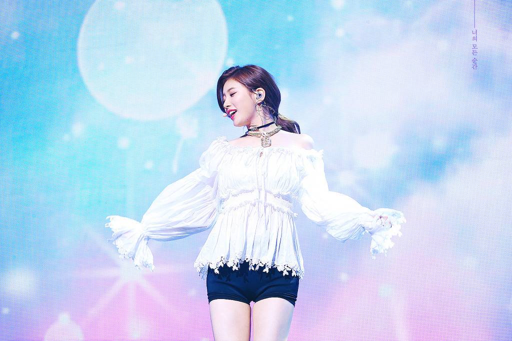 얼굴에서 빛이 나는 배수지.jpgif | 인스티즈