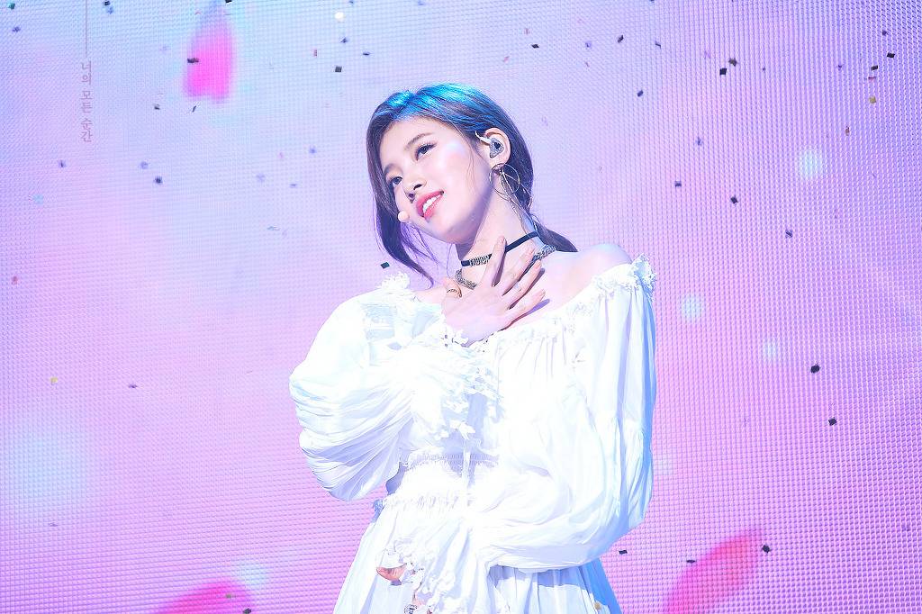 얼굴에서 빛이 나는 배수지.jpgif | 인스티즈