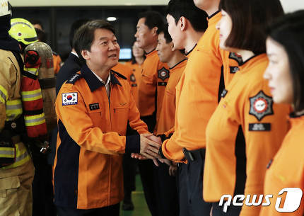 [사진] 추석연휴근무 소방관 격려하는 안철수 대표 | 인스티즈