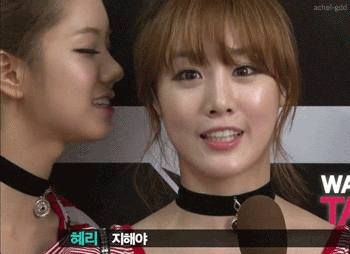 귓속말하는 혜리.gif | 인스티즈