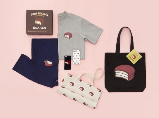 발렌타인데이를 맞아 오리온에서 선보이는 '초코파이情 한정판 컬렉션' (옷, 가방, 휴대폰 케이스) | 인스티즈