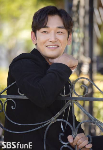 드라마 출연 하면서 단 한번도 웃지 않고 배우들과 회식 참석 안했던 배우 | 인스티즈