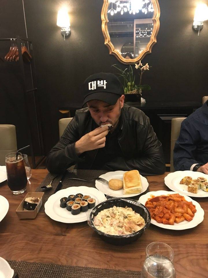 이와중에 분식먹는 쥬라기 월드 감독 ㅋㅋㅋㅋㅋㅋㅋㅋ | 인스티즈