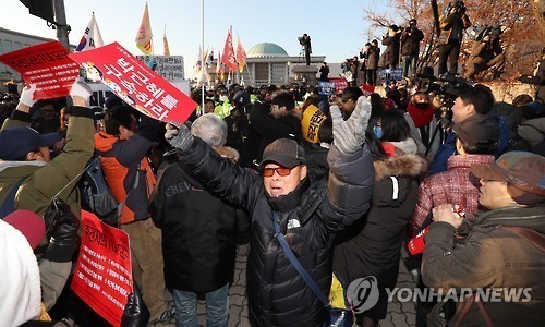 박근혜 탄핵가결 발표후 극과극 상황 | 인스티즈