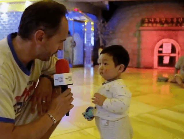 인터뷰하는 아기.gif | 인스티즈