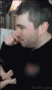 아기와 놀아주는 자상한 아빠 | 인스티즈