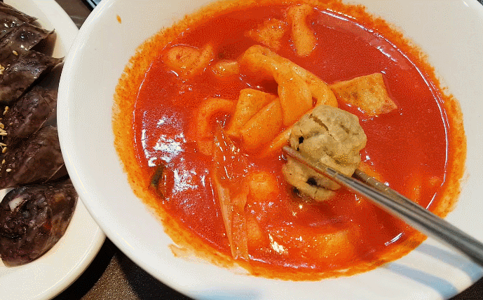 떡볶이 국물에 김말이튀김.gif | 인스티즈