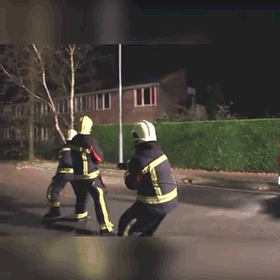 뜻밖의 소방 대원.gif | 인스티즈