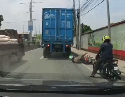 오토바이 사고 .gif (혐오주의) | 인스티즈