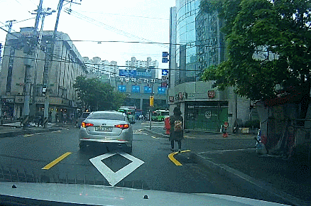 자신이 자동차인줄 아는 여자.gif | 인스티즈