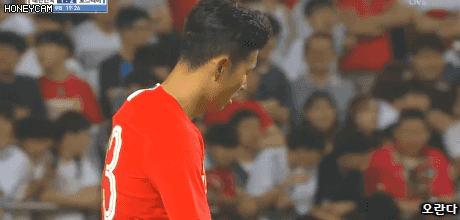 대한민국의 크로스를 지켜보는 국민들의 표정.gif | 인스티즈