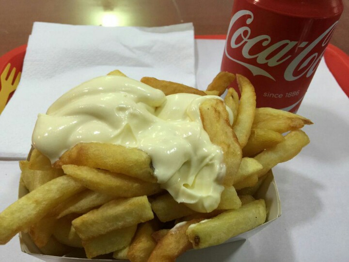 케찹대신 마요네즈를 찍어먹는 벨기에의 길거리 감자튀김.jpg | 인스티즈