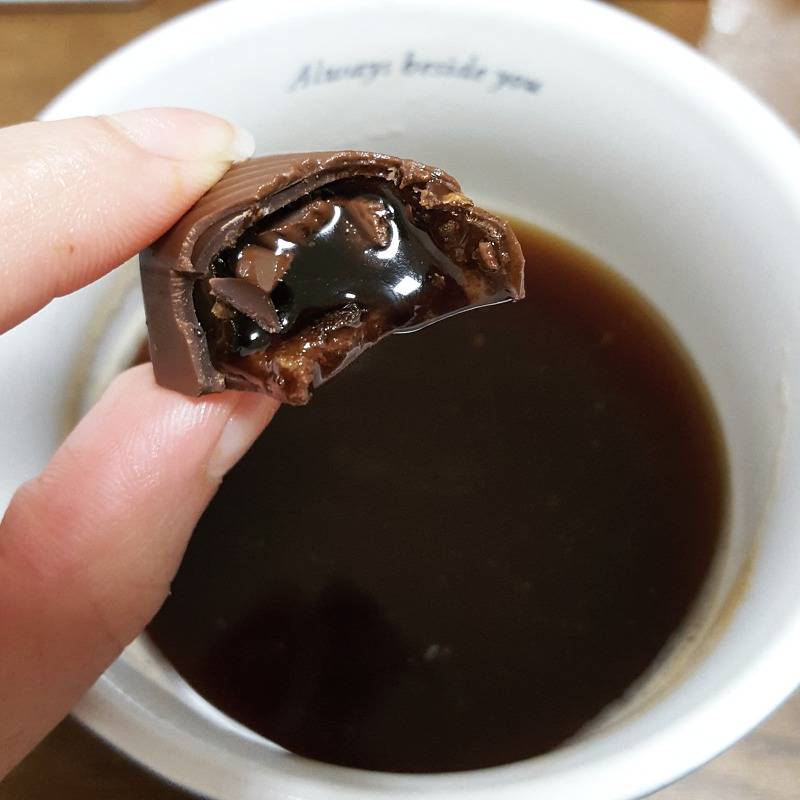 초콜릿 안에 에스프레소가 들어있어 커피를 타 먹을 수 있는 초콜릿.jpg | 인스티즈
