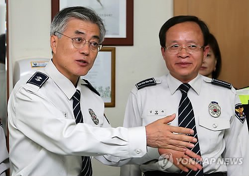 뭘 입어도 무사고 경력 30년 장기근속자 같아 보이는 문재인 | 인스티즈