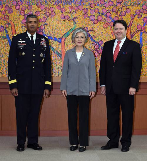 오늘자 강경화 외교부 장관.jpg | 인스티즈