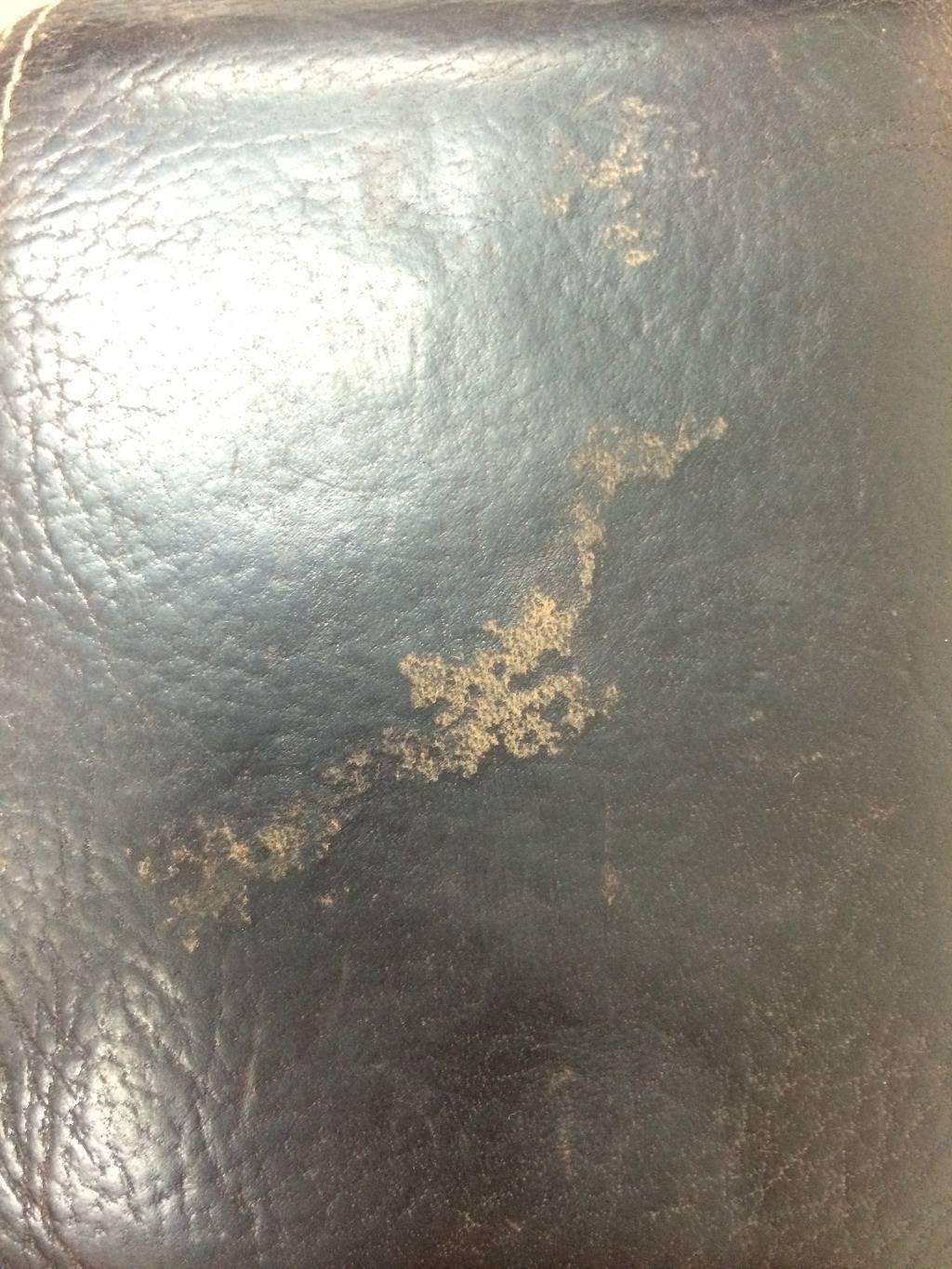 지갑이 책상에 짝 붙어서 띄었는데 | 인스티즈