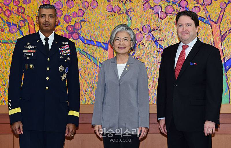 오늘자 강경화 외교부 장관.jpg | 인스티즈