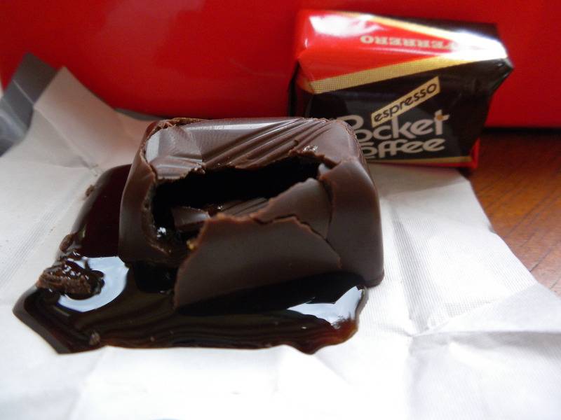 초콜릿 안에 에스프레소가 들어있어 커피를 타 먹을 수 있는 초콜릿.jpg | 인스티즈