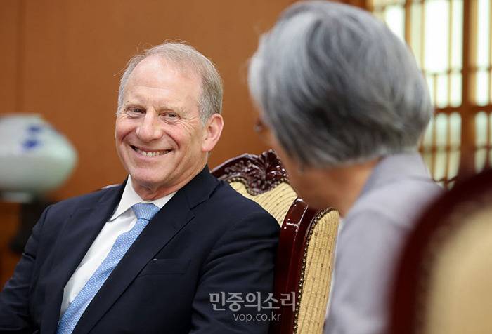 오늘자 강경화 외교부 장관.jpg | 인스티즈