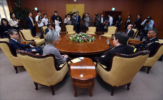 오늘자 강경화 외교부 장관.jpg | 인스티즈