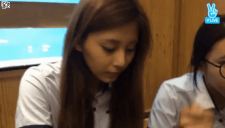 눈치 보는 쯔위 | 인스티즈