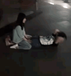 지루하지 않게 매일매일 윗몸일으키기 하는 방법.gif | 인스티즈