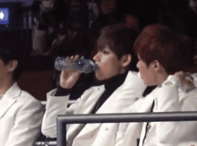 손에서 생수병이 떨어지면 죽는 아이돌.gif | 인스티즈