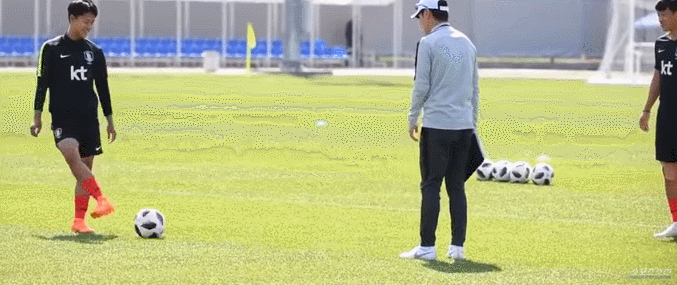 노룩패스 가르치는 신태용.gif | 인스티즈