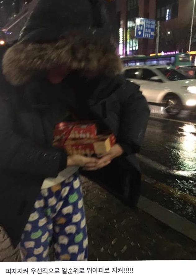 ???: 피자 사는데 비가 오고 이야!!!!! | 인스티즈