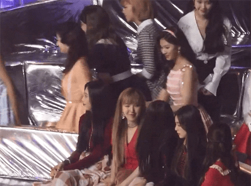 조이에게 인사하는 사나.gif | 인스티즈