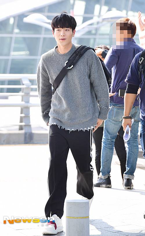 오늘자 거적때기 입고 출국하는 서강준.jpg | 인스티즈