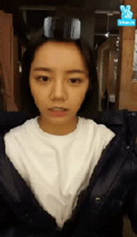 방송 중에 혜리 코 만지는 스타일리스트.gif | 인스티즈