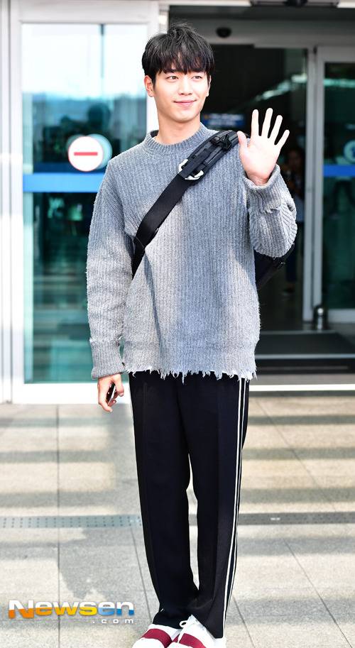 오늘자 거적때기 입고 출국하는 서강준.jpg | 인스티즈
