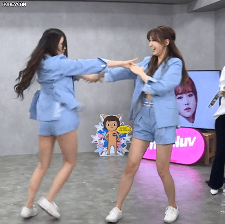 안무도중 스스로 꽃가루 뿌리는 러블리즈 | 인스티즈