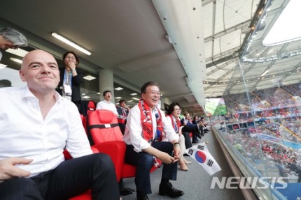 2018.06.23 문재인 대통령 부부의 한국 멕시코 직관 | 인스티즈