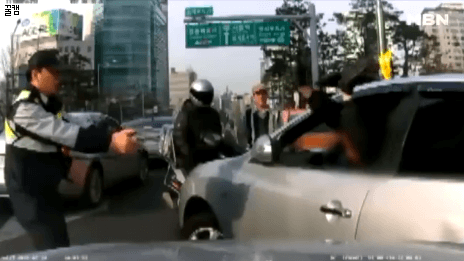 손들어.. 움직이면 쏜다 | 인스티즈