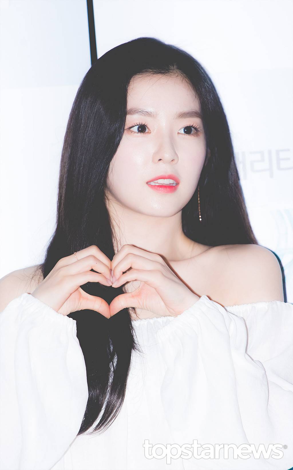 오프숄더 애용하는 레드벨벳 아이린.jpgif | 인스티즈