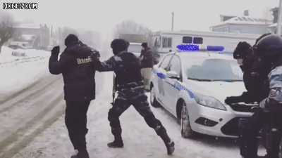 경찰에게 잡혀가는 범인에게 잡혀가는 경찰.gif | 인스티즈