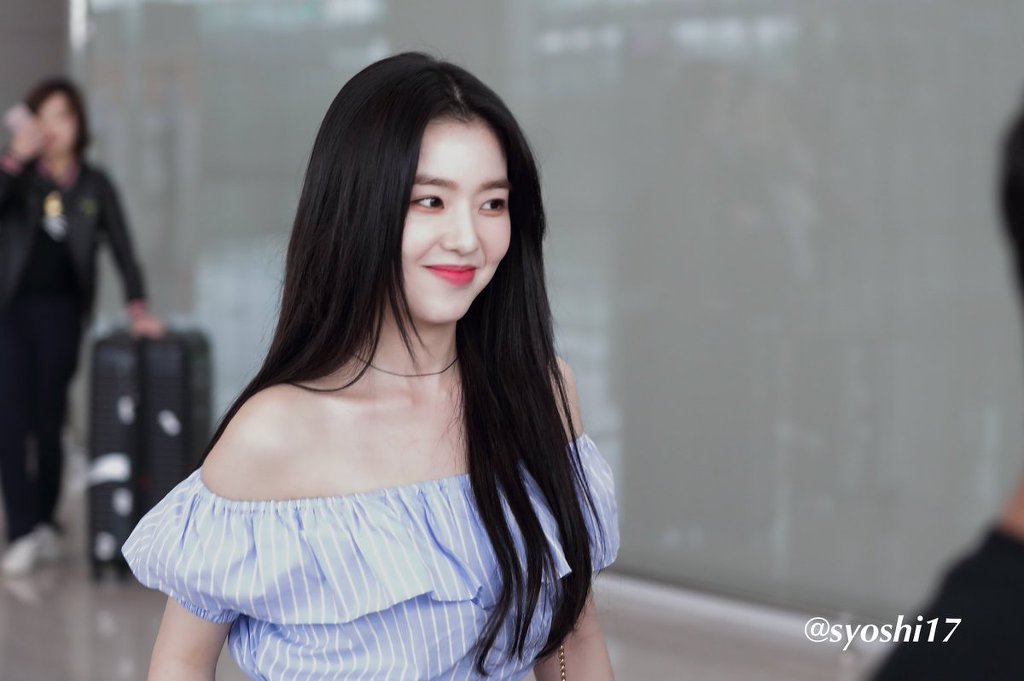 오프숄더 애용하는 레드벨벳 아이린.jpgif | 인스티즈