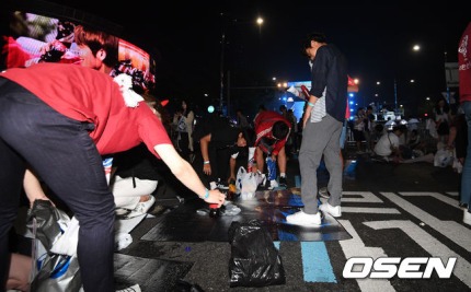 거리응원후 자발적으로 쓰레기 치우는 시민들 | 인스티즈