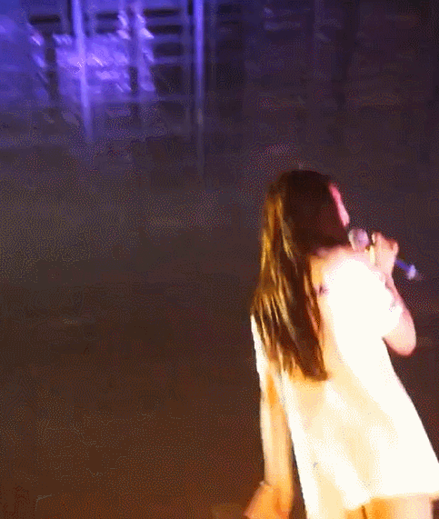 싱가폴에서 꽃가루 폭탄 맞는 나연이 ㄷㄷㄷ | 인스티즈