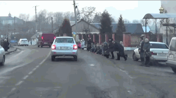 우크라이나의 전사한 군인에 대한 예우.gif | 인스티즈